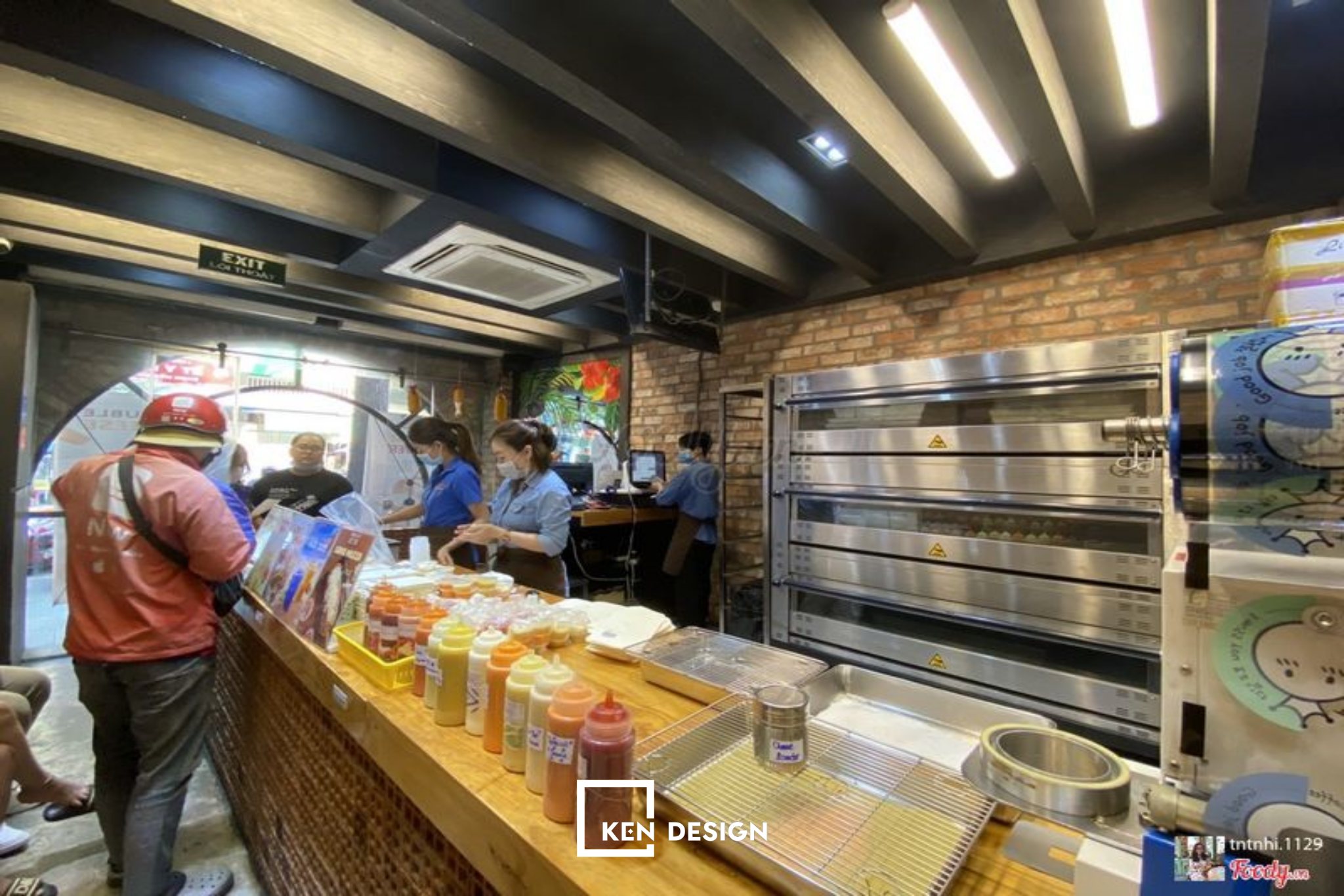 khu vực bếp mở trong nhà hàng bigbro korean hotdog
