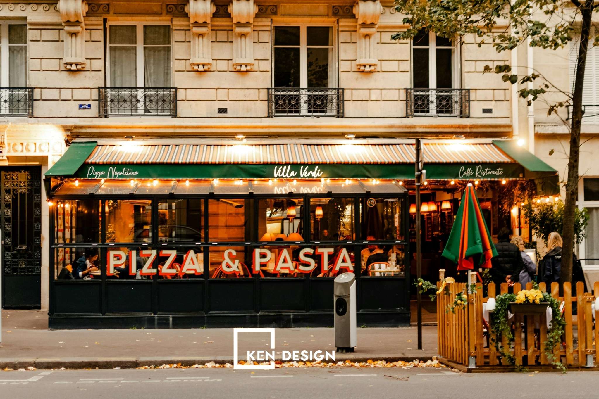 Trong vài năm gần đây, Slovakia nổi lên như một điểm đến mới của các nhà đầu tư F&B Việt tại châu Âu. Thị trường này không quá cạnh tranh nhưng cũng không còn “dễ tính” như trước. Khi bước vào thực tế triển khai, nhiều chủ đầu tư nhận ra rằng thành công không nằm ở món ăn mà nằm ở cách không gian được thiết kế và vận hành. Một nhà hàng muốn tồn tại cần giải được đồng thời ba bài toán: phù hợp thị hiếu, đảm bảo tiêu chuẩn kỹ thuật và có khả năng thi công thực tế. Đây cũng chính là nền tảng tạo nên các xu hướng thiết kế nhà hàng tại Slovakia hiện nay. 1. Sự thay đổi trong cách người Slovakia trải nghiệm nhà hàng Thói quen tiêu dùng tại Slovakia đã thay đổi rõ rệt trong những năm gần đây. Nếu trước đây khách hàng chủ yếu quan tâm đến giá cả và khẩu phần, thì hiện tại họ chú trọng nhiều hơn đến trải nghiệm tổng thể. Một bữa ăn không chỉ đơn thuần là việc thưởng thức món ăn mà còn là khoảng thời gian thư giãn, gặp gỡ và tận hưởng không gian. Chính vì vậy, những mô hình quán ăn châu Á với ánh sáng gắt, không gian chật hẹp và bố trí đơn giản dần mất đi sức hút. Thay vào đó, khách hàng bản địa ưu tiên những không gian có sự chỉn chu, sạch sẽ và có cá tính rõ ràng. Xu hướng nhà hàng theo phong cách casual dining – vừa tinh tế vừa thoải mái – đang chiếm ưu thế. Đối với nhà hàng Việt, đây vừa là cơ hội vừa là thách thức. Ẩm thực Việt vốn được đánh giá cao nhờ sự thanh nhẹ và cân bằng, nhưng nếu không được thể hiện đúng cách trong không gian, giá trị đó rất khó truyền tải trọn vẹn đến khách hàng châu Âu. 2. Khi kiến trúc Việt không trong không gian bản đại Slovakia Một trong những thay đổi quan trọng nhất trong thiết kế nhà hàng Việt tại Slovakia là việc không còn “sao chép nguyên bản” không gian truyền thống. Thay vì tái hiện đầy đủ hình ảnh đậm chất Việt, xu hướng hiện nay là chắt lọc và tiết chế. Không gian thường bắt đầu từ nền tảng kiến trúc châu Âu hiện đại với những vật liệu quen thuộc như bê tông, gỗ sáng màu hoặc gạch terrazzo. Trên nền đó, các chi tiết Việt Nam được đưa vào như điểm nhấn, tạo nên sự khác biệt nhưng không gây cảm giác xa lạ. Mây tre đan là một ví dụ điển hình. Thay vì sử dụng dày đặc, vật liệu này thường xuất hiện ở các vị trí như đèn thả hoặc vách ngăn. Khi kết hợp với ánh sáng ấm, nó tạo ra hiệu ứng thị giác nhẹ nhàng, giúp không gian vừa có chiều sâu vừa giữ được sự tinh tế. Màu sắc cũng có sự chuyển dịch rõ rệt. Những gam màu rực rỡ được thay thế bằng tông trầm hơn như vàng đất, xanh rêu hoặc nâu gỗ. Sự thay đổi này không chỉ phù hợp với thị hiếu địa phương mà còn giúp không gian dễ ứng dụng trong thực tế vận hành. 3. Khoảng cách giữa ý tưởng và thi công thực tế nhà hàng tại Slovakia Không ít chủ đầu tư gặp khó khăn khi chuyển từ bản vẽ sang thi công tại Slovakia. Một thiết kế đẹp chưa chắc đã triển khai được nếu không tính đến yếu tố kỹ thuật và điều kiện địa phương. Trước hết là sự khác biệt về văn hóa và thẩm mỹ. Một không gian quá “Việt Nam” có thể gây cảm giác lạ lẫm với khách bản địa, nhưng nếu điều chỉnh quá nhiều lại đánh mất bản sắc. Đây là bài toán cần được giải ngay từ giai đoạn concept, không thể xử lý khi đã bước vào thi công. Bên cạnh đó là các tiêu chuẩn kỹ thuật nghiêm ngặt của châu Âu. Những yếu tố như hệ thống bếp, thông gió hay phòng cháy chữa cháy đều phải tuân thủ quy định. Nếu không được tính toán từ đầu, việc chỉnh sửa sau này sẽ tốn kém và ảnh hưởng trực tiếp đến tiến độ. Khoảng cách địa lý cũng là một rào cản lớn. Khi thiết kế tại Việt Nam nhưng thi công nhà hàng tại Slovakia, việc thiếu khảo sát trực tiếp dễ dẫn đến sai lệch. Điều này đòi hỏi bản vẽ phải đủ chi tiết để đội thi công địa phương có thể hiểu và triển khai chính xác. 4. Những yếu tố đặc thù ảnh hưởng đến thiết kế nhà hàng tại Slovakia Khí hậu lạnh kéo dài là một trong những yếu tố tác động mạnh đến không gian thiết kế nhà hàng tại Slovakia. Điều này khiến thiết kế phải ưu tiên cảm giác ấm áp và dễ chịu ngay từ khi khách bước vào. Ánh sáng vì thế đóng vai trò rất quan trọng. Thay vì ánh sáng trắng lạnh, hệ đèn có tông ấm được sử dụng để tạo bầu không khí thân thiện. Âm thanh cũng là một vấn đề cần được quan tâm. Các bề mặt cứng như kính hay bê tông dễ gây vang, làm giảm trải nghiệm của khách hàng. Vì vậy, nhiều nhà hàng hiện nay tích hợp vật liệu tiêu âm để giữ không gian yên tĩnh. Một điểm khác biệt đáng chú ý là văn hóa sử dụng đồ uống. Tại Slovakia, bia, rượu vang và cocktail là một phần không thể thiếu trong trải nghiệm ẩm thực. Điều này khiến quầy bar không còn là khu vực phụ mà trở thành trung tâm của không gian. Khi được thiết kế đúng cách, khu vực này không chỉ tăng tính kết nối mà còn góp phần cải thiện doanh thu. 5. Vai trò của giải pháp thiết kế đồng bộ trong thực tế  Để giải quyết toàn bộ những bài toán trên, thiết kế không thể tách rời khỏi thi công. Đây cũng là cách tiếp cận mà Kendesign áp dụng trong các dự án tại châu Âu. Thay vì chỉ dừng lại ở ý tưởng, Kendesign xây dựng giải pháp từ giai đoạn đầu với định hướng rõ ràng về vật liệu, cấu tạo và phương án triển khai. Điều này giúp hạn chế tối đa sai lệch khi thi công tại nước ngoài. Trong dự án nhà hàng anh Hải tại Slovakia, toàn bộ không gian được tổ chức lại từ mặt bằng có sẵn. Các khu vực được phân chia hợp lý, vừa giữ được tinh thần Việt vừa phù hợp với thói quen sử dụng của khách địa phương. Mỗi chi tiết đều được tính toán để đảm bảo có thể sản xuất và lắp đặt dễ dàng. Nhờ cách tiếp cận này, quá trình thi công diễn ra thuận lợi hơn, giúp chủ đầu tư tiết kiệm chi phí và rút ngắn thời gian hoàn thiện. Kết luận Xu hướng thiết kế nhà hàng Việt tại Slovakia không còn xoay quanh việc “đưa Việt Nam sang châu Âu” một cách nguyên bản. Thay vào đó là quá trình chọn lọc, dung hòa và thích nghi với thị trường. Khi thiết kế gắn liền với thực tế thi công và vận hành, nhà hàng không chỉ đẹp mà còn có khả năng phát triển bền vững.3